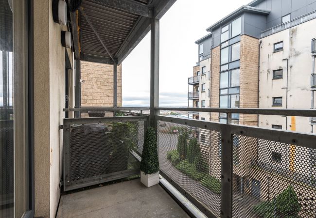 Apartment in Edinburgh - Elegant 2 Bedroom City Centre Apartment - Free Parking - Private Balcony