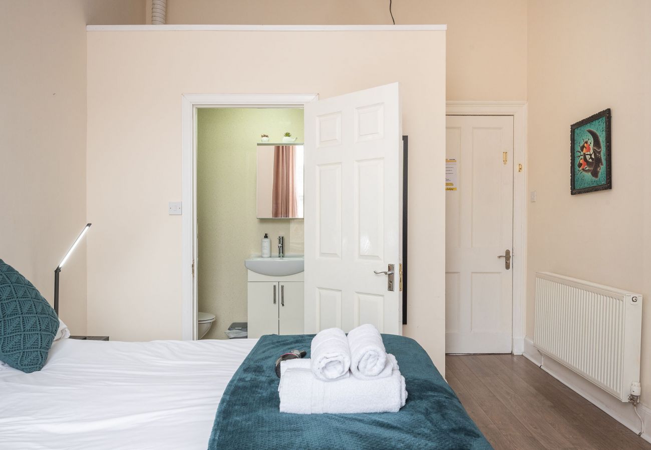 Rent by room in Edinburgh - 15/7 Spittal Street Room 1