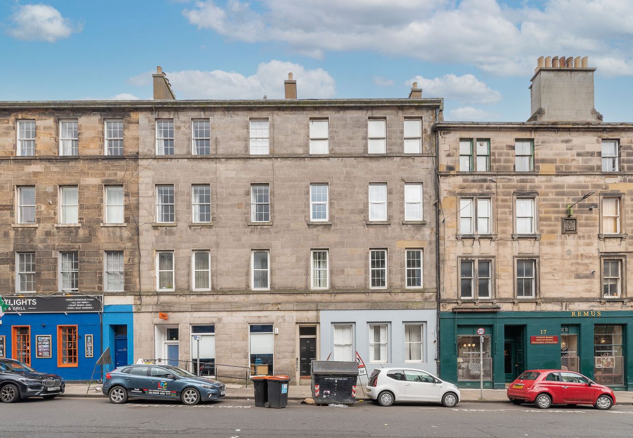 Rent by room in Edinburgh - 15/7 Spittal Street Room 1