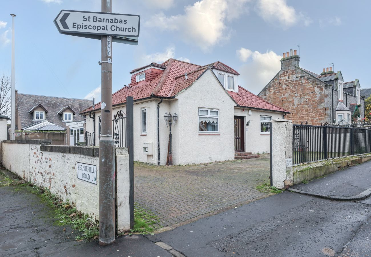 Rent by room in Edinburgh - Gorgeous Family Room in Elegant Cottage