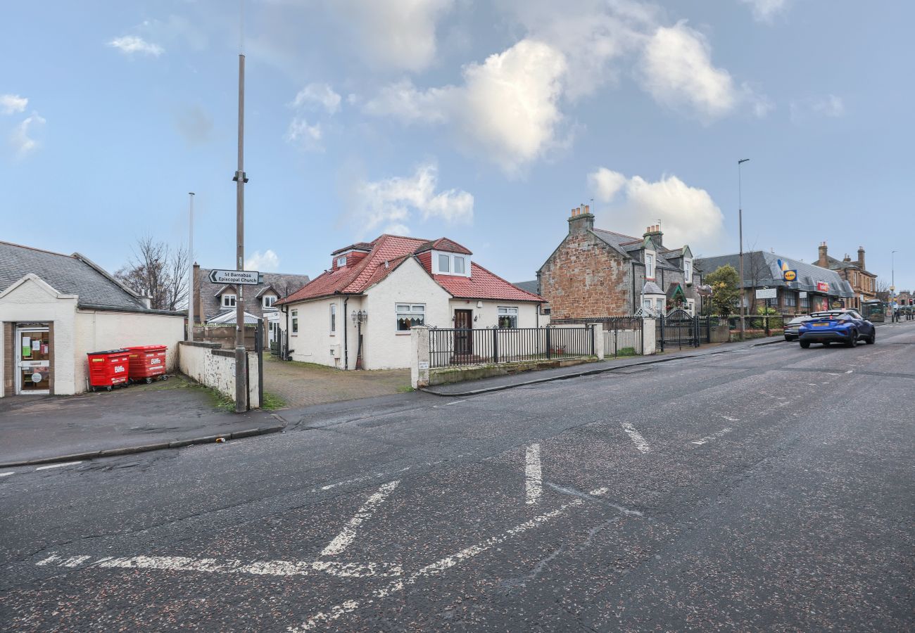 Rent by room in Edinburgh - Gorgeous Family Room in Elegant Cottage