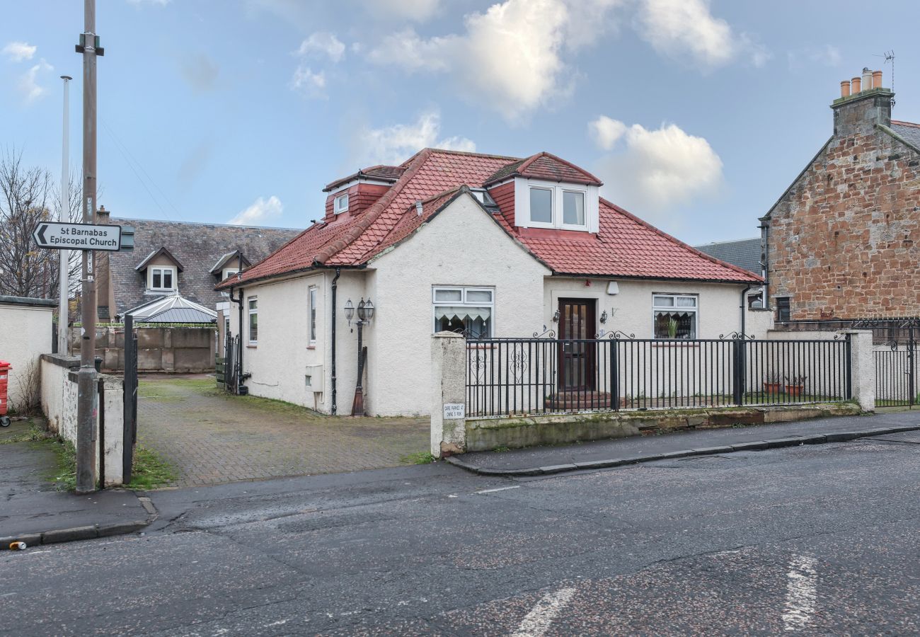 Rent by room in Edinburgh - Gorgeous Family Room in Elegant Cottage