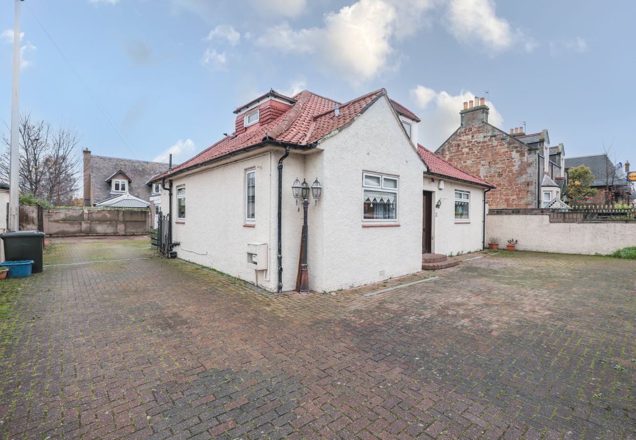 Rent by room in Edinburgh - Gorgeous Family Room in Elegant Cottage