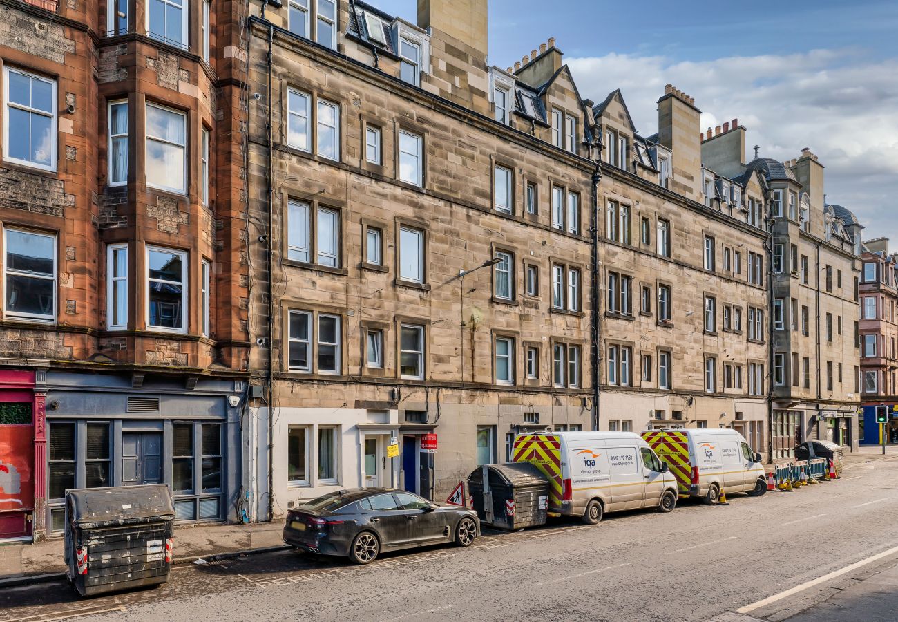 Rent by room in Edinburgh - 19 St Peters Place Room 2