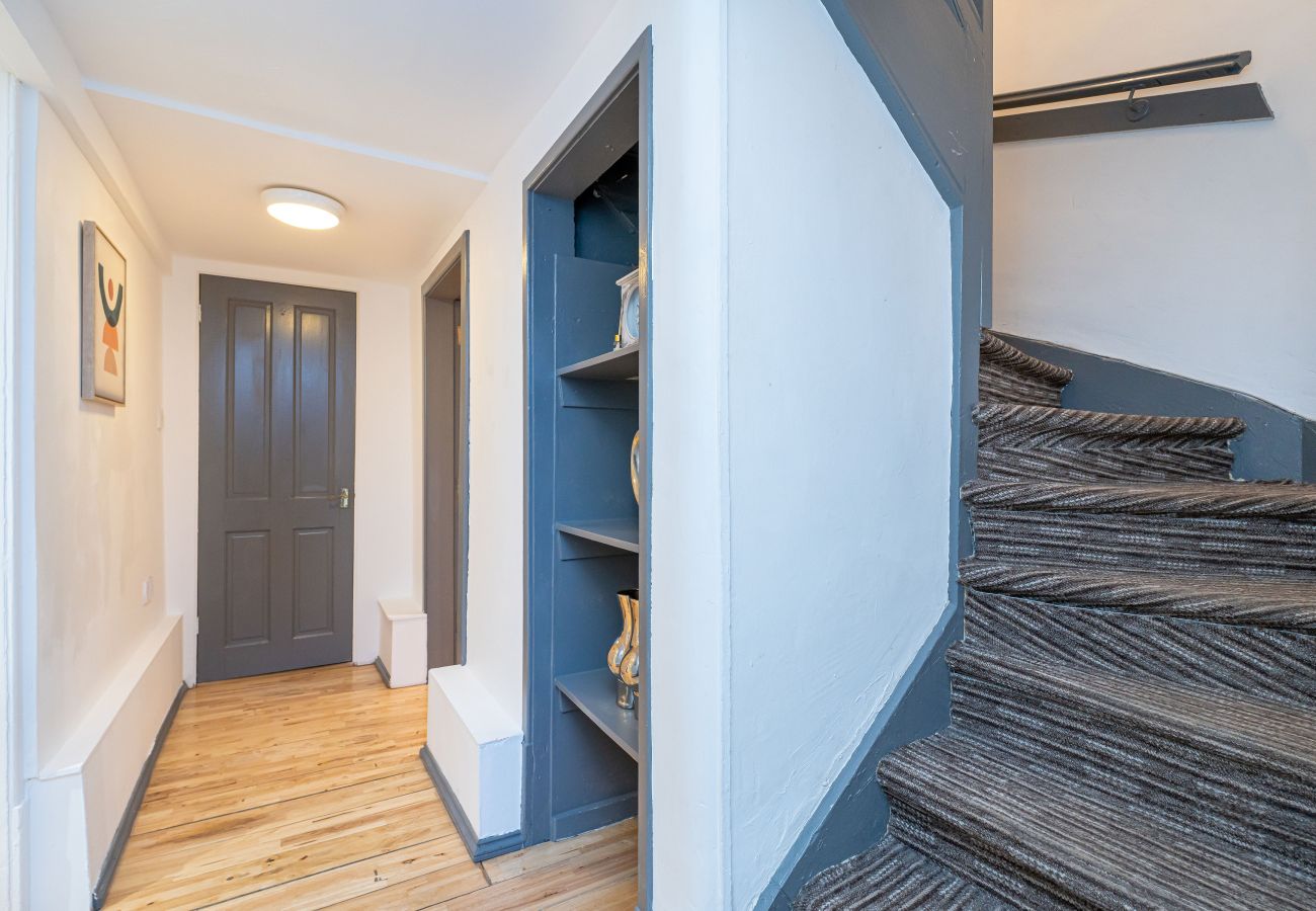 Rent by room in Edinburgh - 19 St Peters Place Room 4