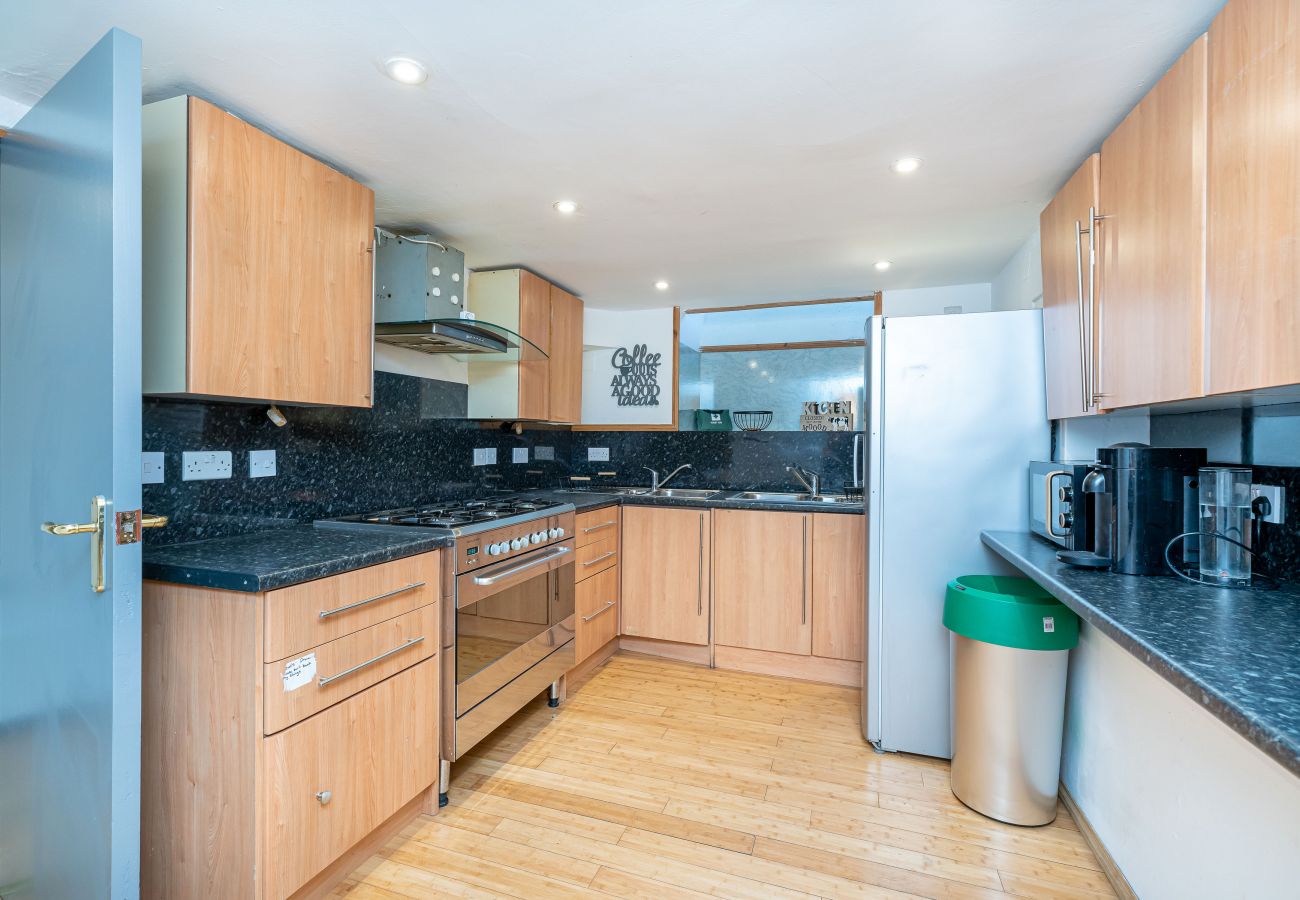Rent by room in Edinburgh - 19 St Peters Place Room 4