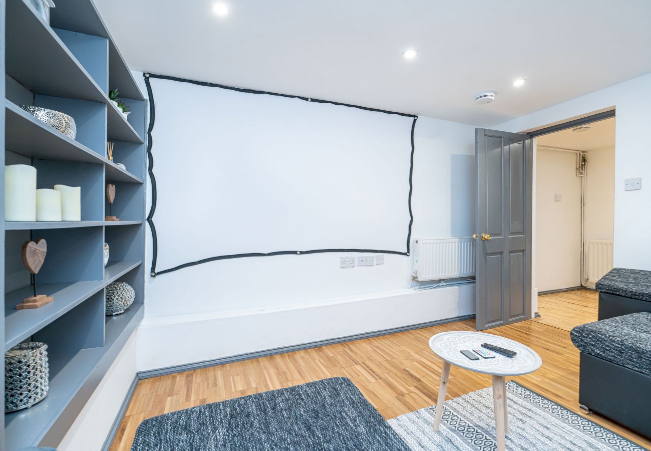 Rent by room in Edinburgh - 19 St Peters Place Room 4