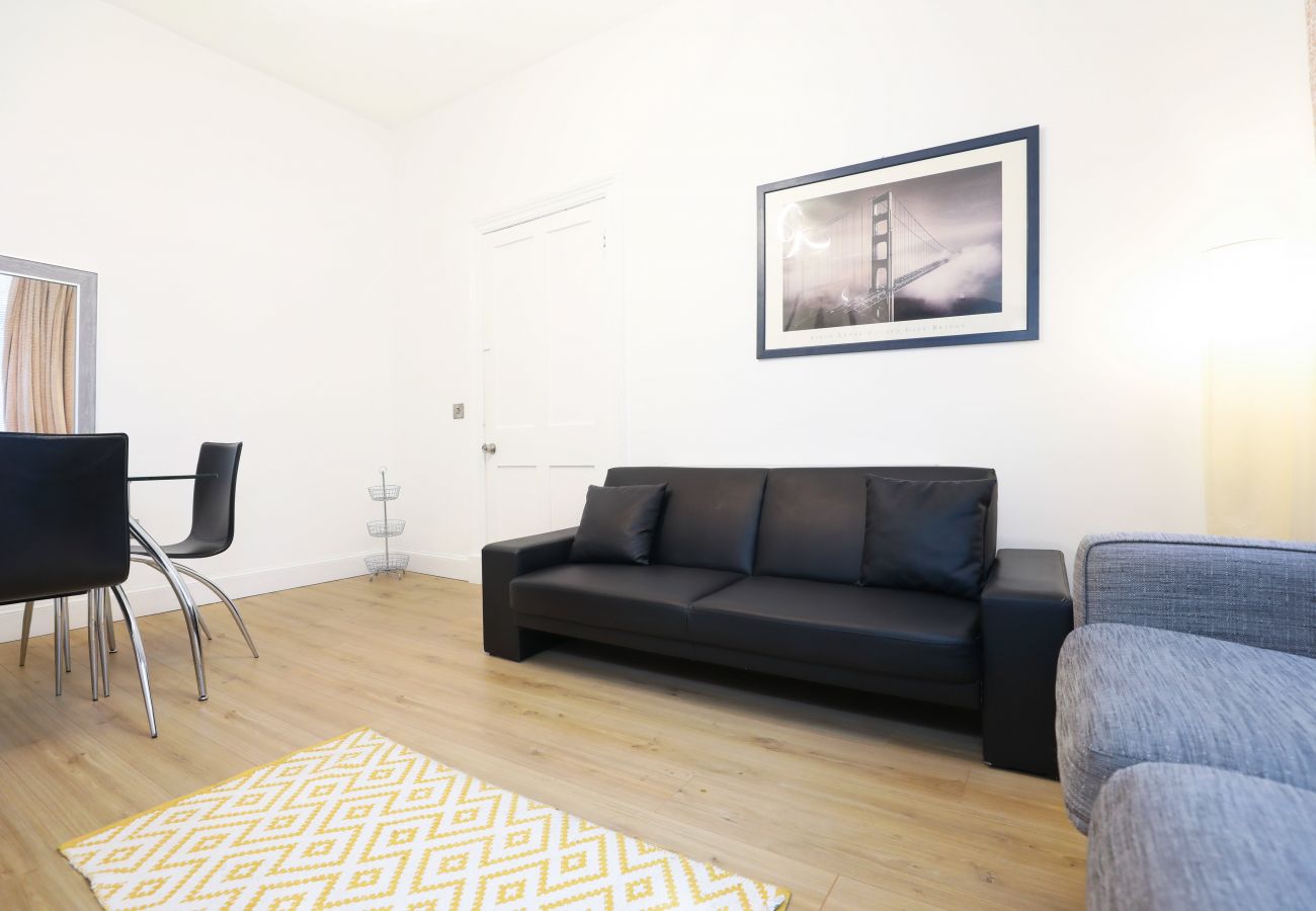 Rent by room in Edinburgh - 6 Largo Place Room 2