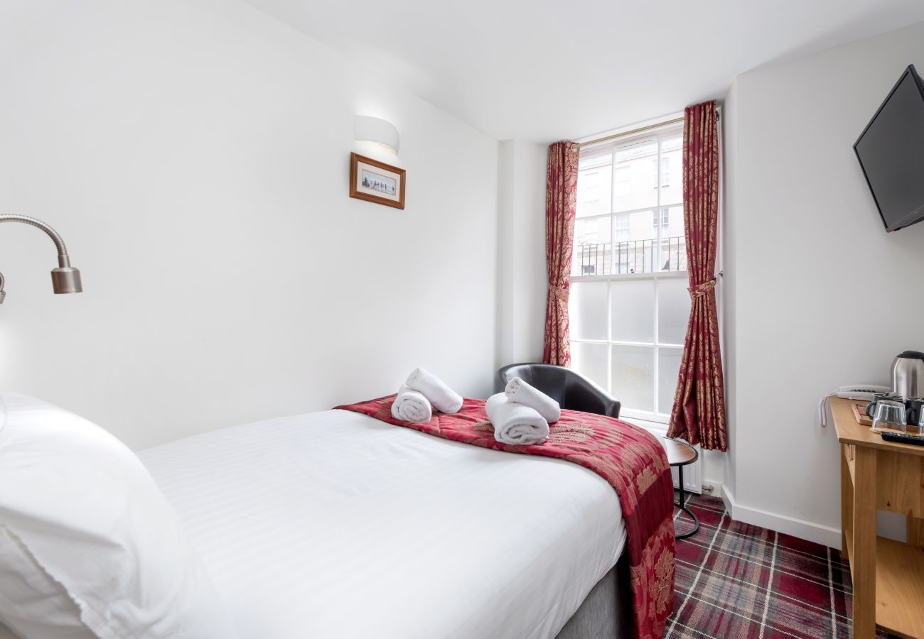 Rent by room in Edinburgh -  Smith Place Hotel Room 2