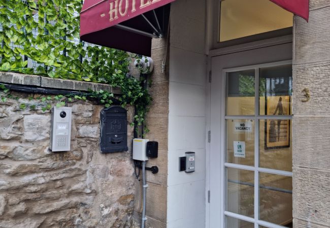 Rent by room in Edinburgh - Smith Place Hotel Room 4