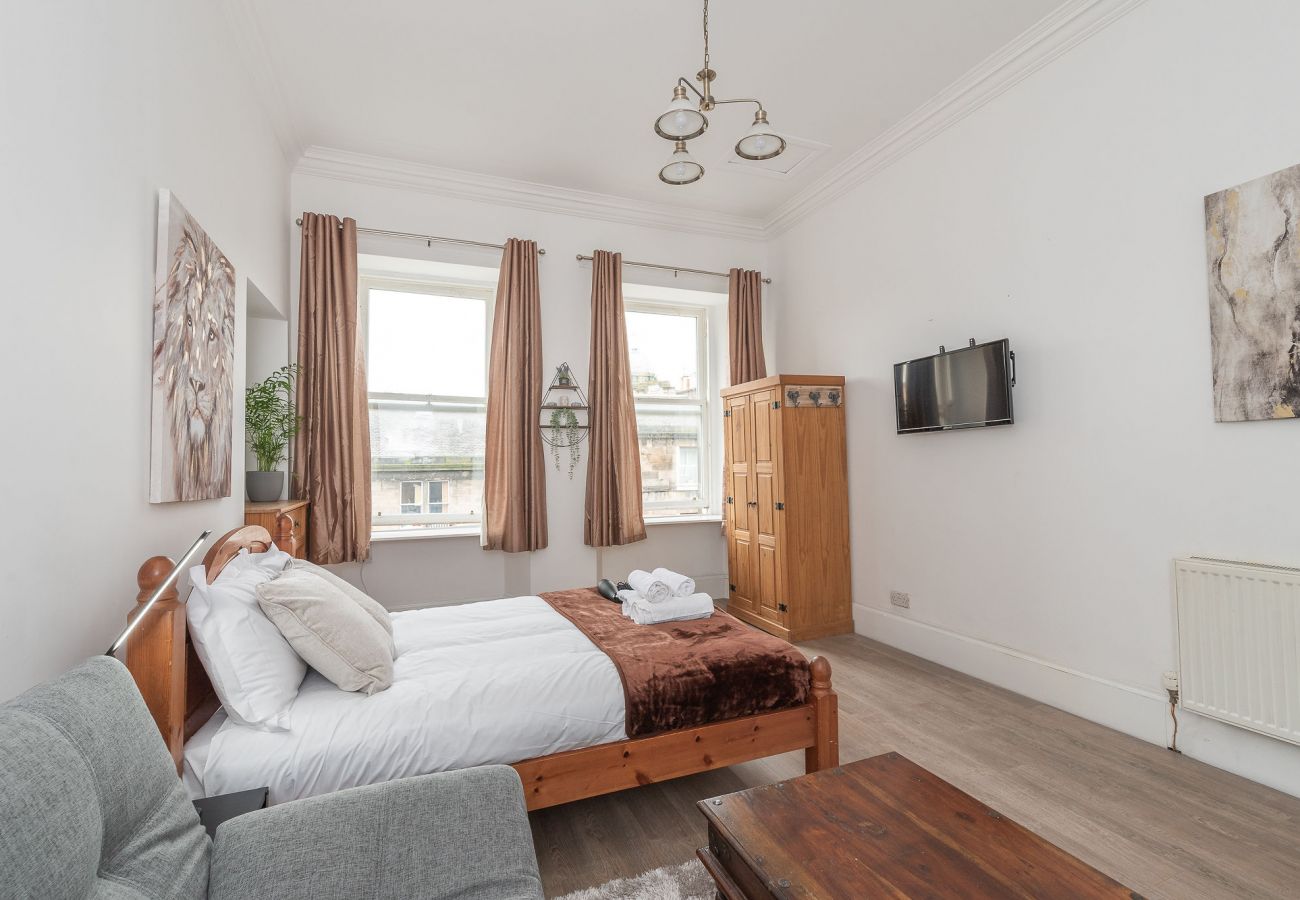 Rent by room in Edinburgh - 15/7 Spittal Street Room 3
