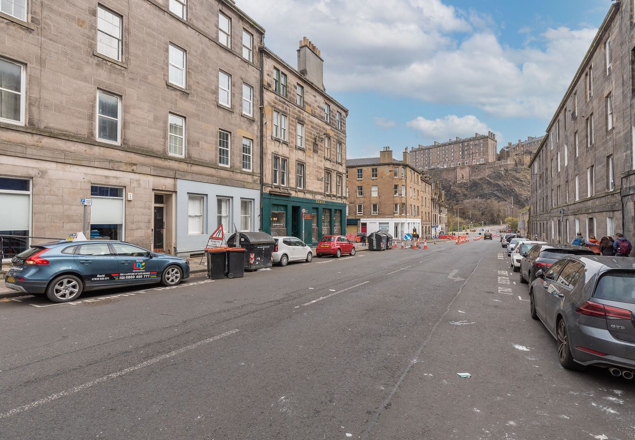 Rent by room in Edinburgh - 15/7 Spittal Street Room 3