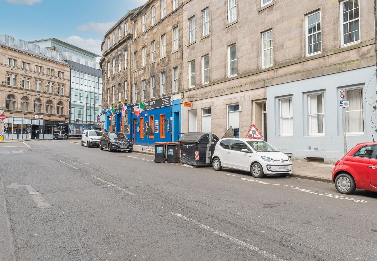 Rent by room in Edinburgh - 15/7 Spittal Street Room 3
