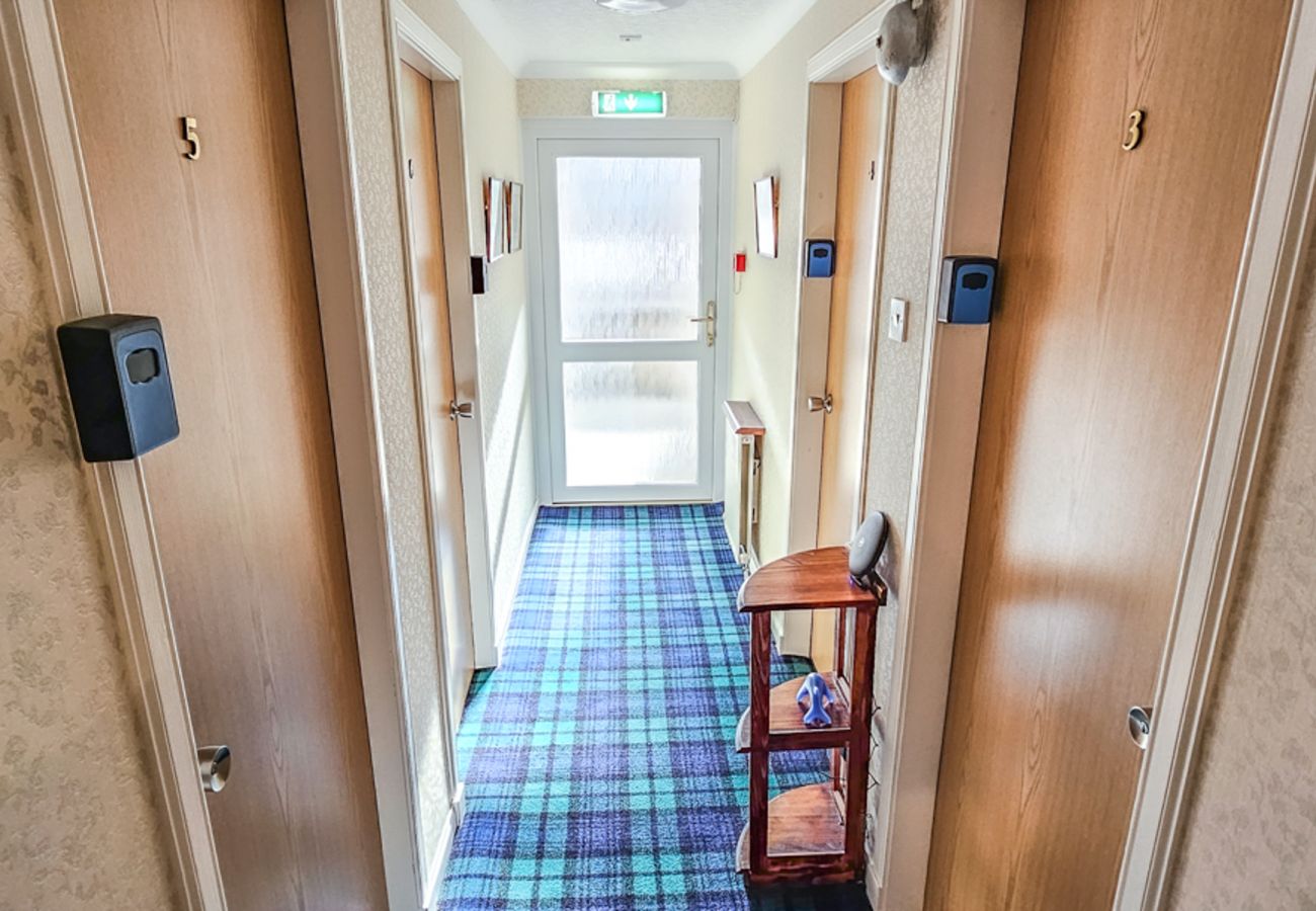 Rent by room in Inverness - mySTAYINN Abermar Guest House | Room 1