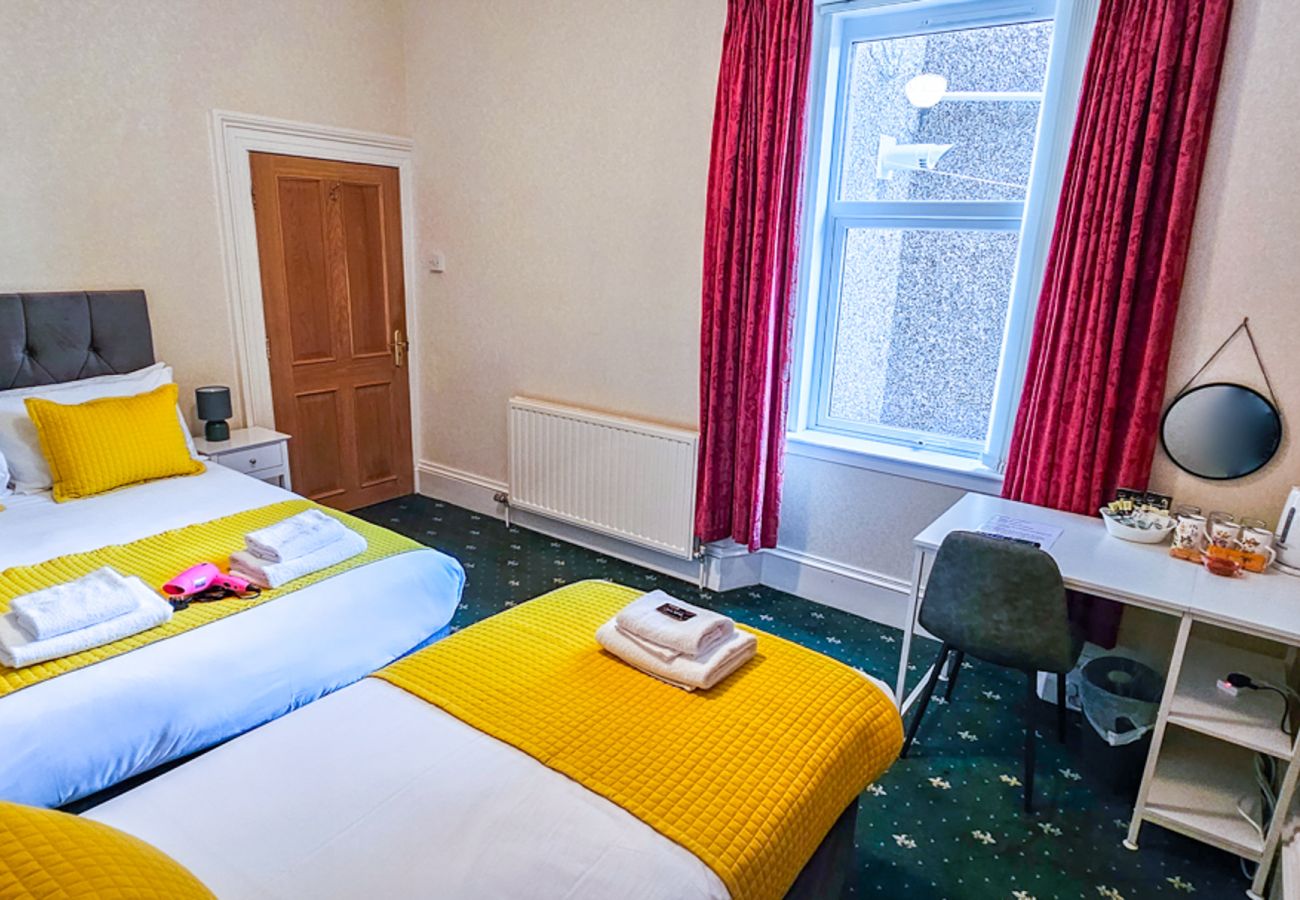 Rent by room in Inverness - mySTAYINN Abermar Guest House | Room 1