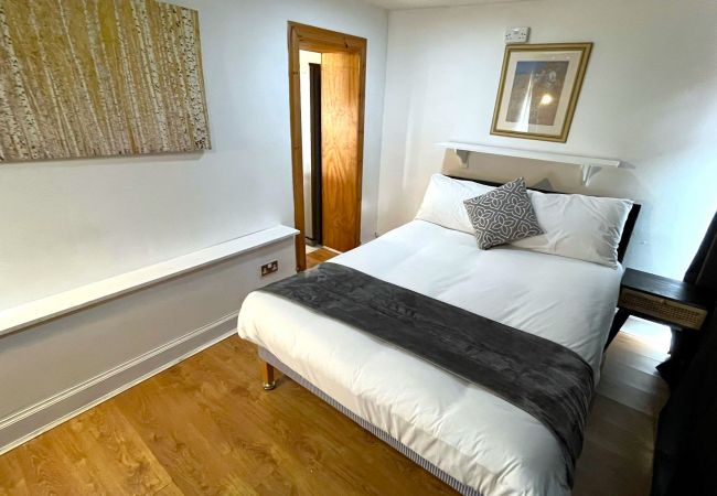 Chalet in Edinburgh - Elegant 2 Bedroom Chalet