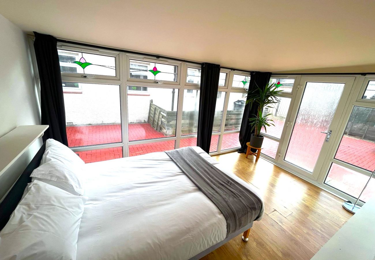 Chalet in Edinburgh - Elegant 2 Bedroom Chalet