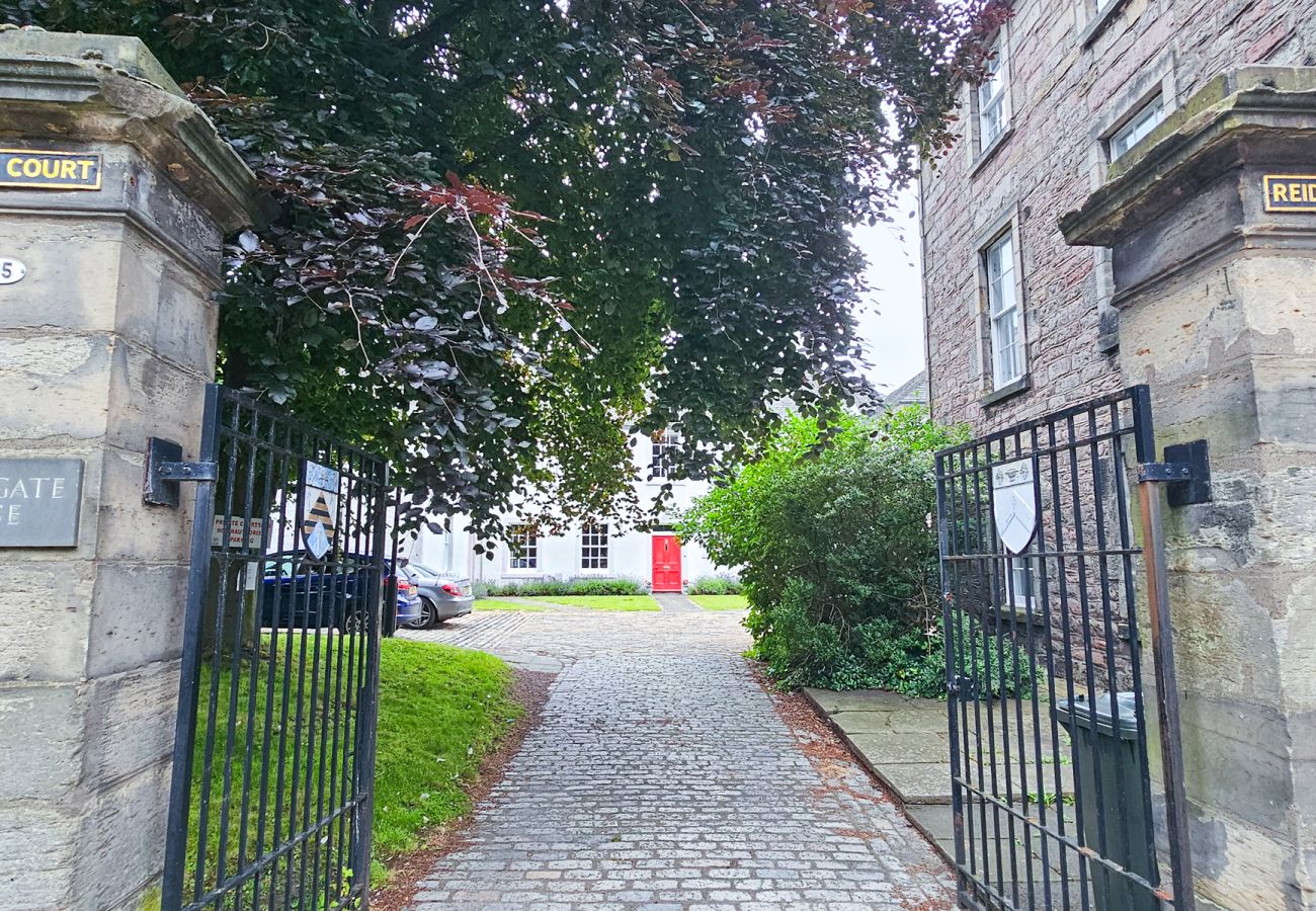 House in Edinburgh - Historic Georgian Entire House - The Royal Mile