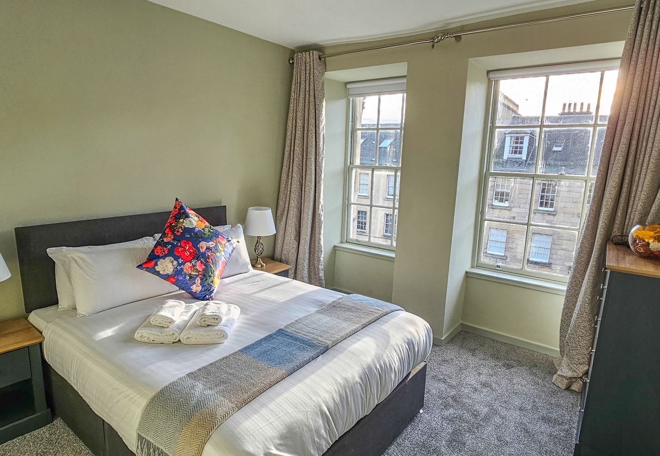 Apartment in Edinburgh - Royal Mile - Bright 2 Bedroom Apartment  