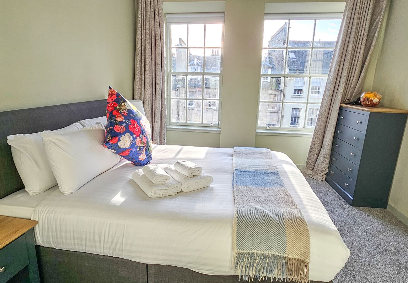 Apartment in Edinburgh - Royal Mile - Bright 2 Bedroom Apartment  