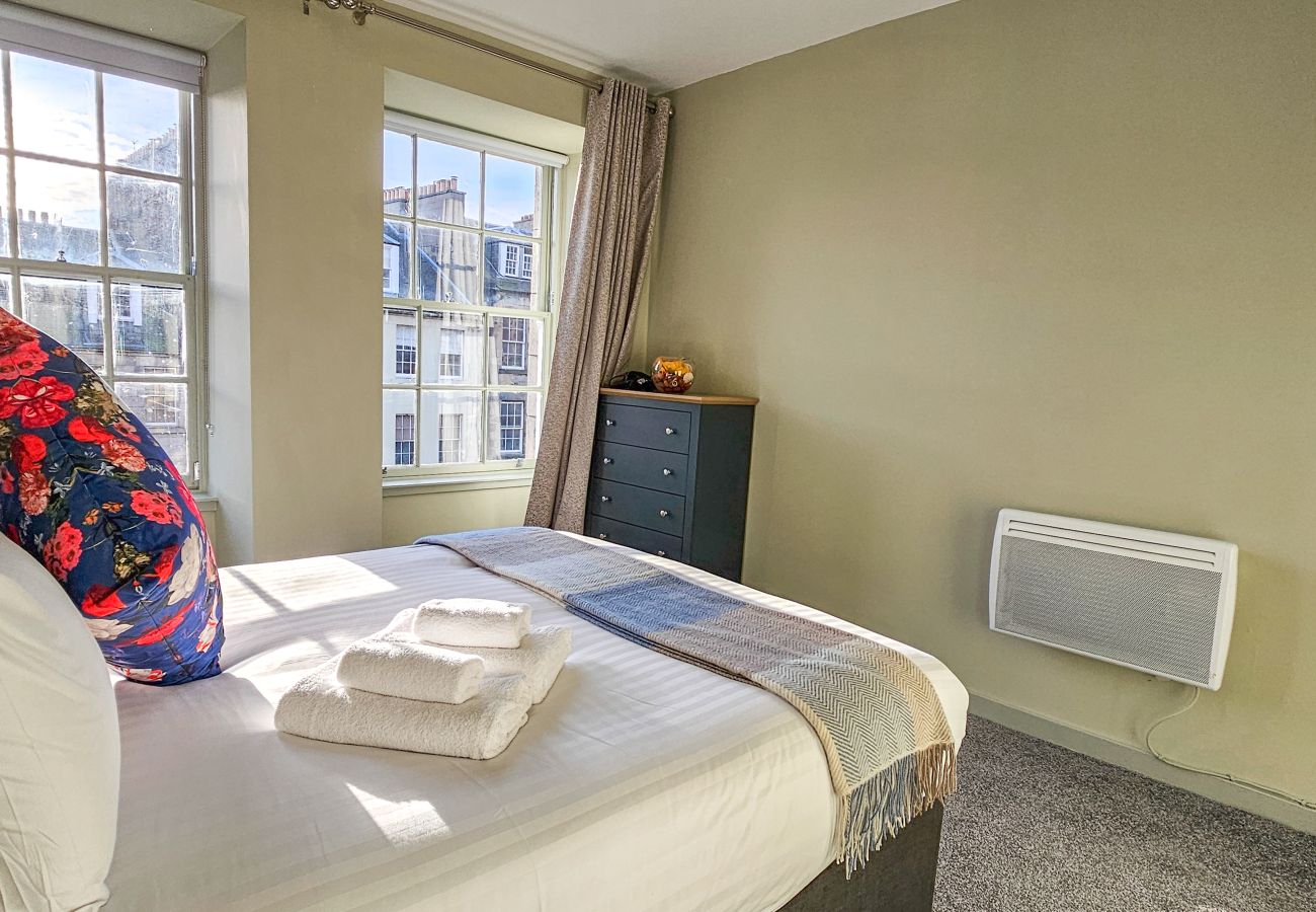 Apartment in Edinburgh - Royal Mile - Bright 2 Bedroom Apartment  