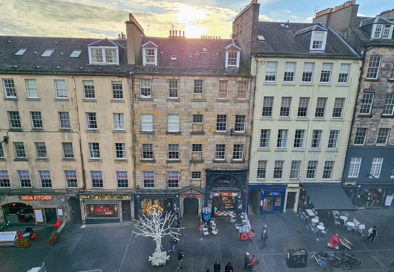 Apartment in Edinburgh - Royal Mile - Bright 2 Bedroom Apartment  