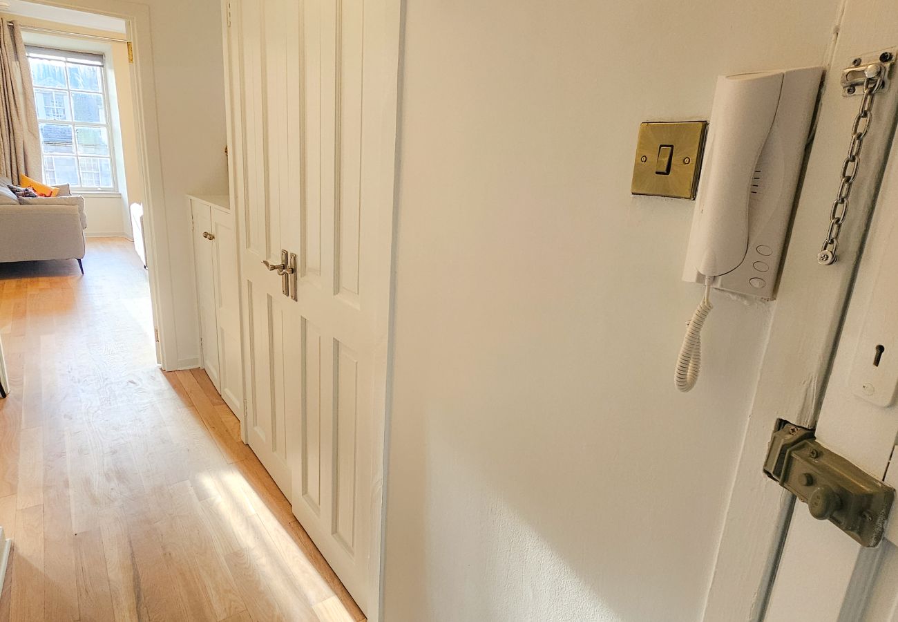 Apartment in Edinburgh - Royal Mile - Bright 2 Bedroom Apartment  