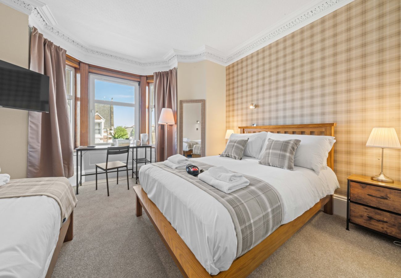 House in Inverness - mySTAYINN Cedar Villa 9 Bedroom House - Inverness