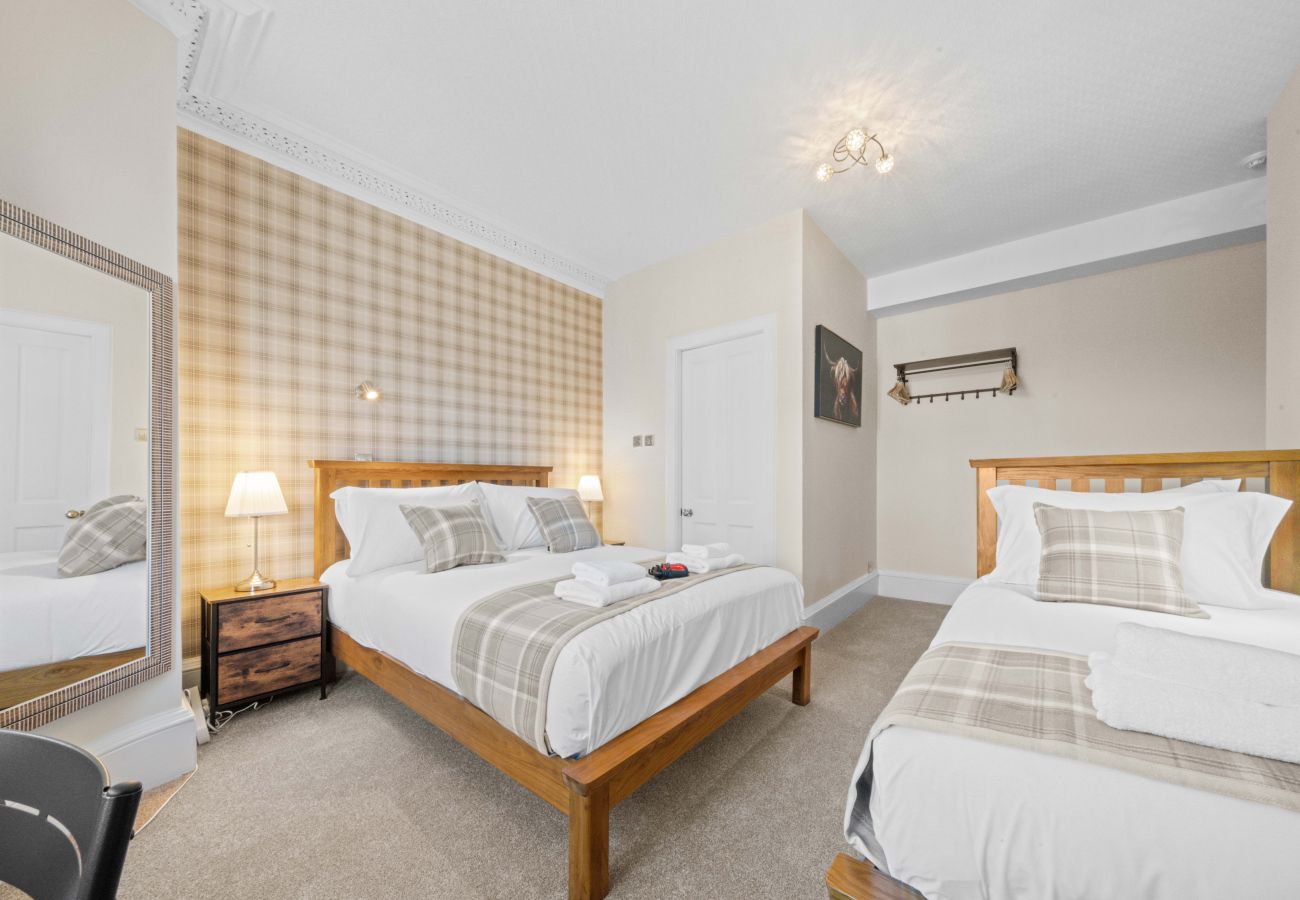 House in Inverness - mySTAYINN Cedar Villa 9 Bedroom House - Inverness