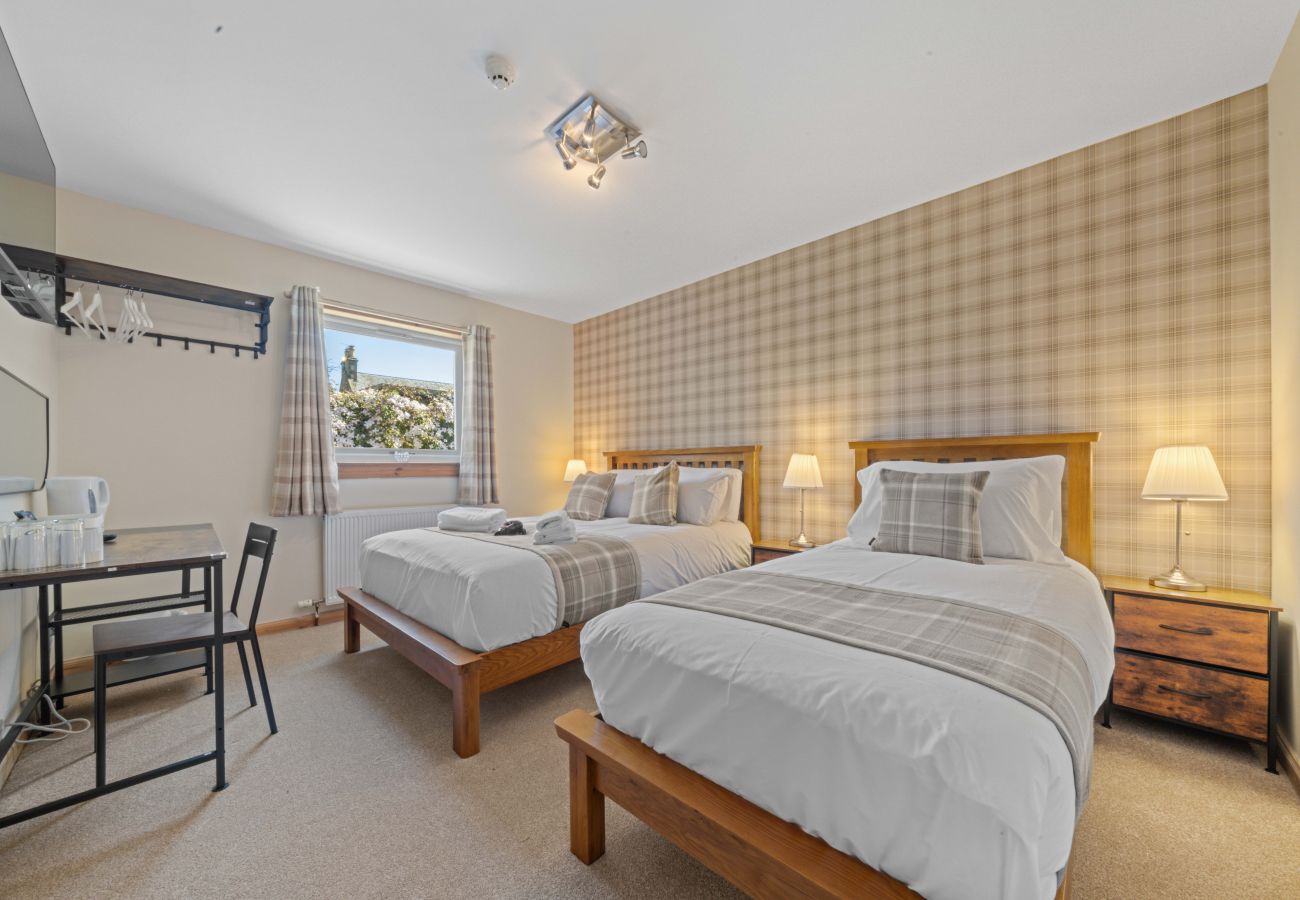 House in Inverness - mySTAYINN Cedar Villa 9 Bedroom House - Inverness