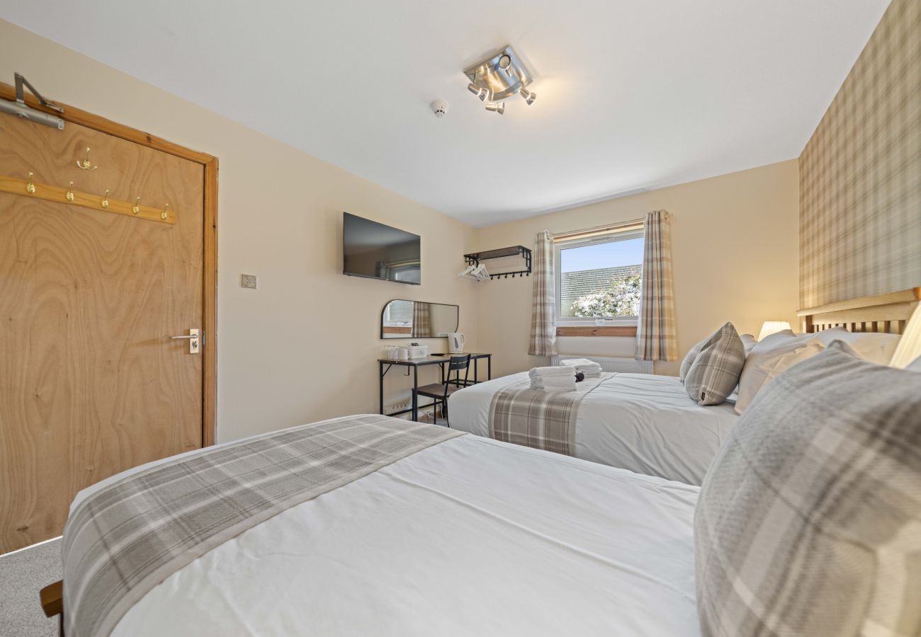 House in Inverness - mySTAYINN Cedar Villa 9 Bedroom House - Inverness