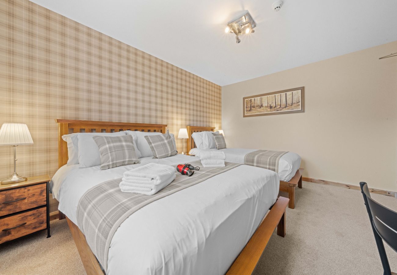 House in Inverness - mySTAYINN Cedar Villa 9 Bedroom House - Inverness