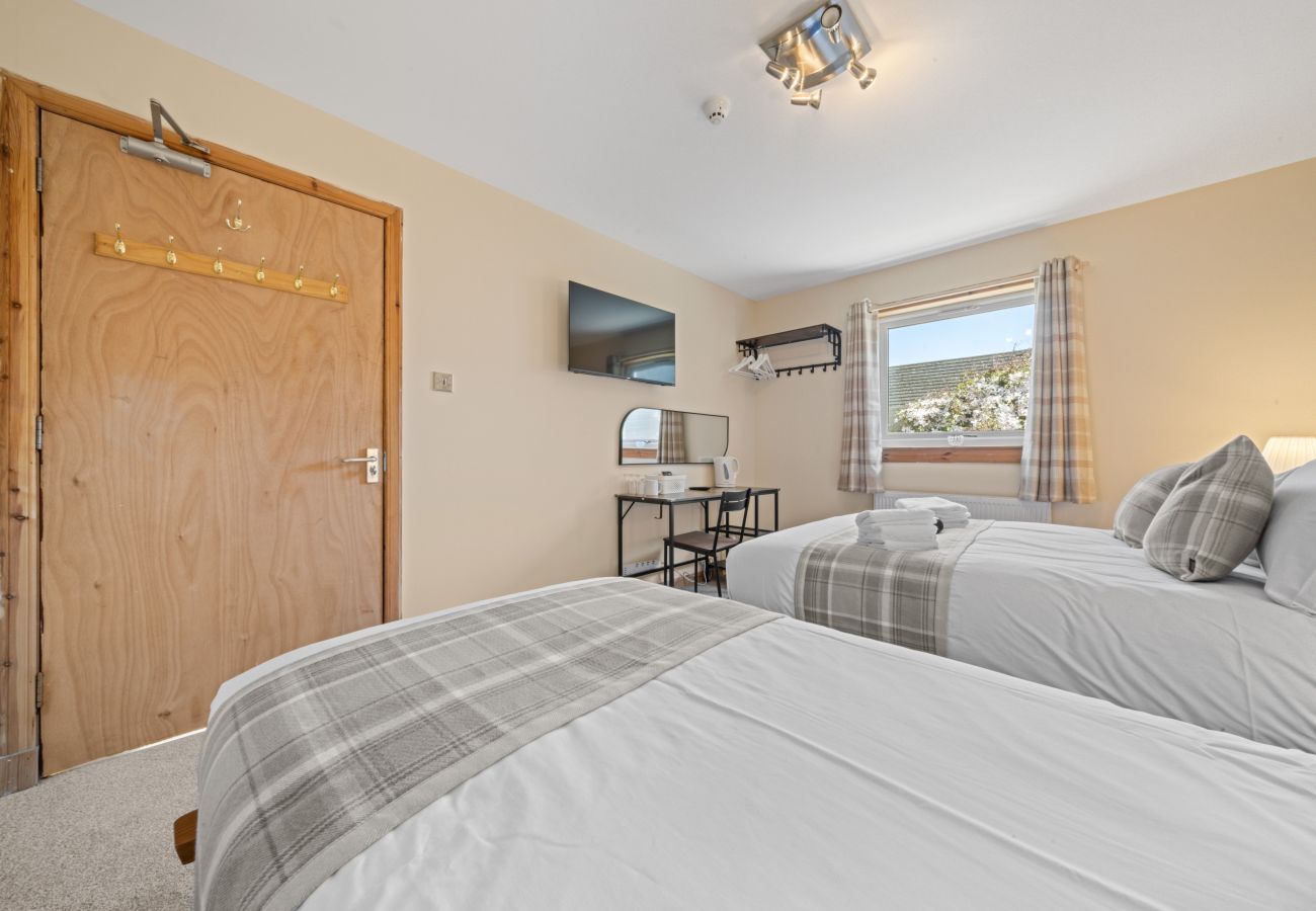 House in Inverness - mySTAYINN Cedar Villa 9 Bedroom House - Inverness