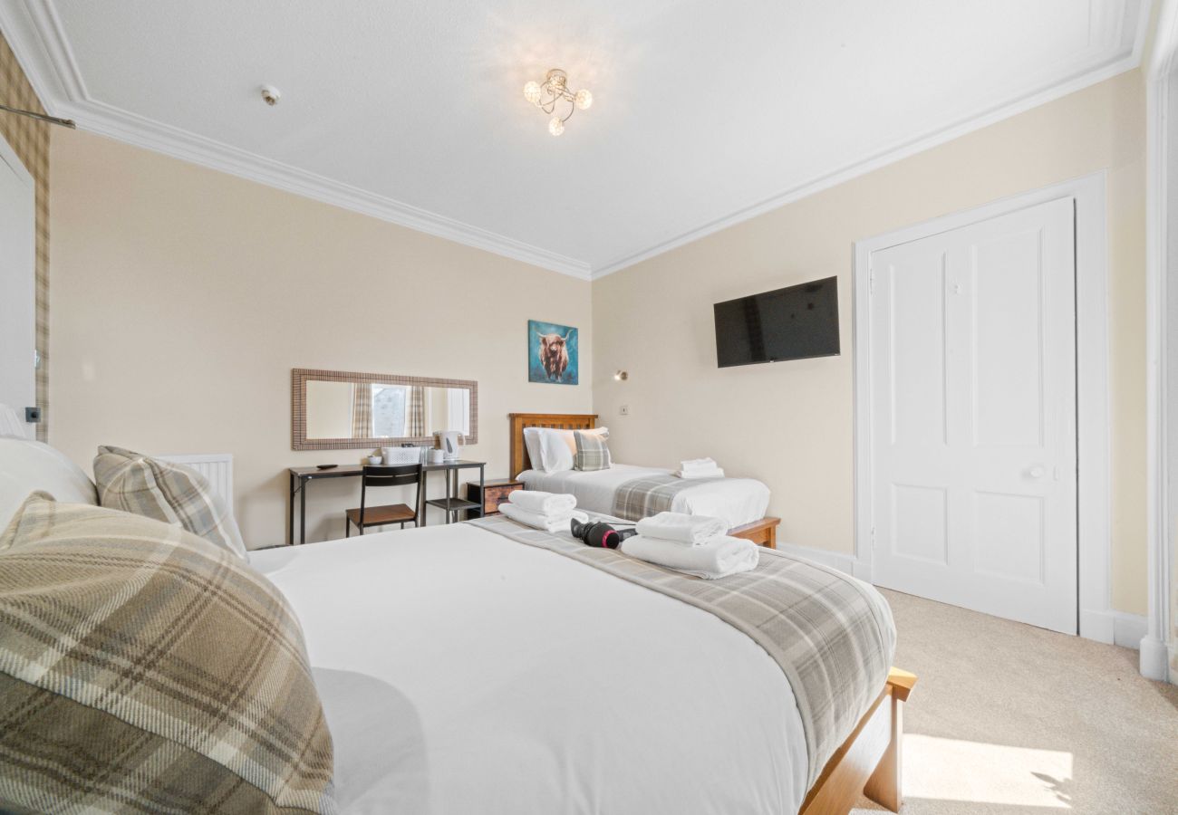 Rent by room in Inverness - mySTAYINN Cedar Villa Guest House - Room 1