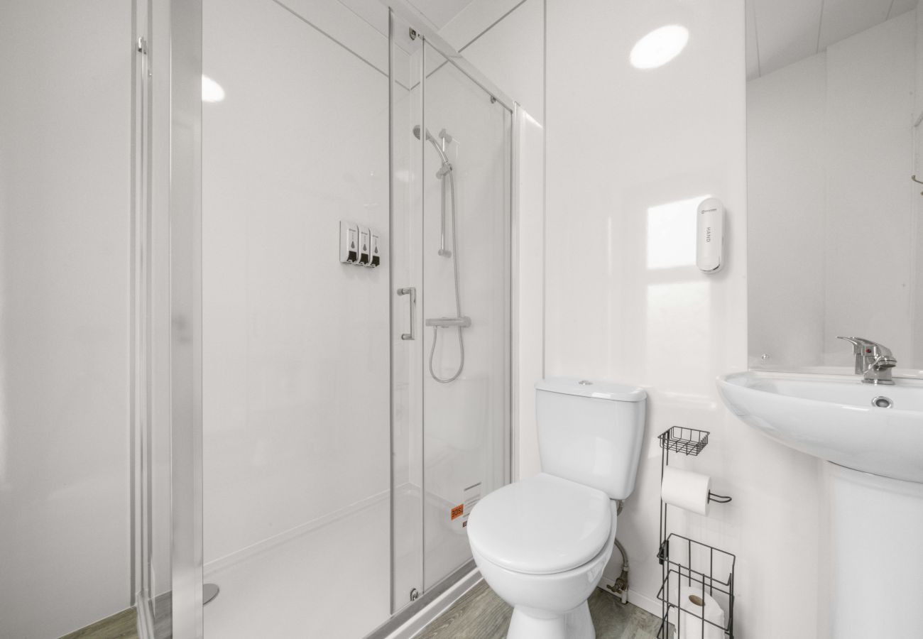 Rent by room in Inverness - mySTAYINN Cedar Villa Guest House - Room 1