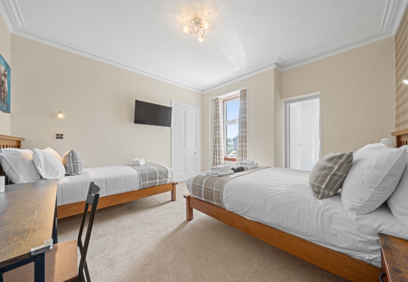 Rent by room in Inverness - mySTAYINN Cedar Villa Guest House - Room 1