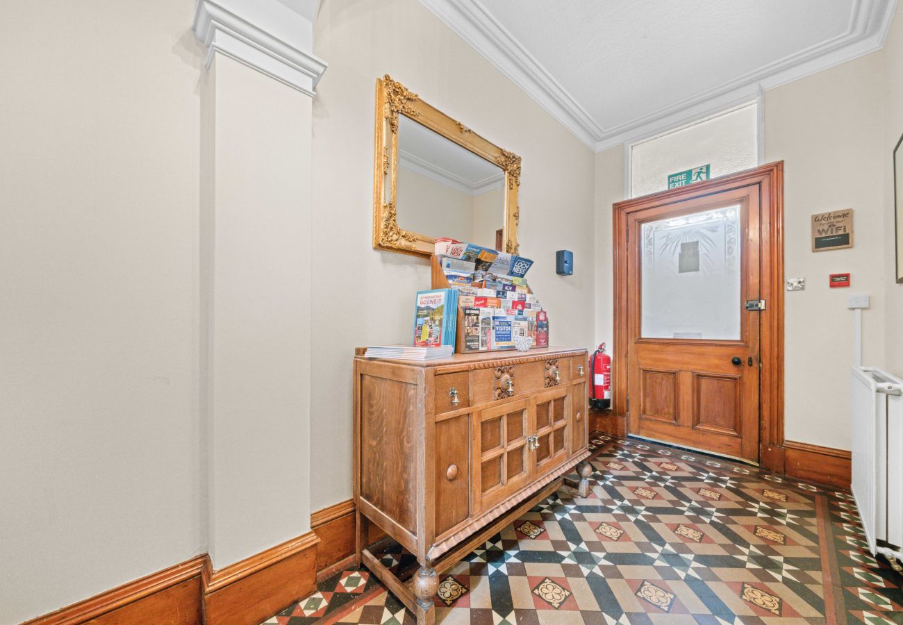 Rent by room in Inverness - mySTAYINN Cedar Villa Guest House - Room 1