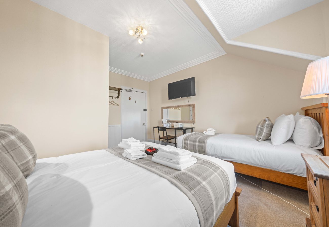 Rent by room in Inverness - mySTAYINN Cedar Villa Guest House - Room 5