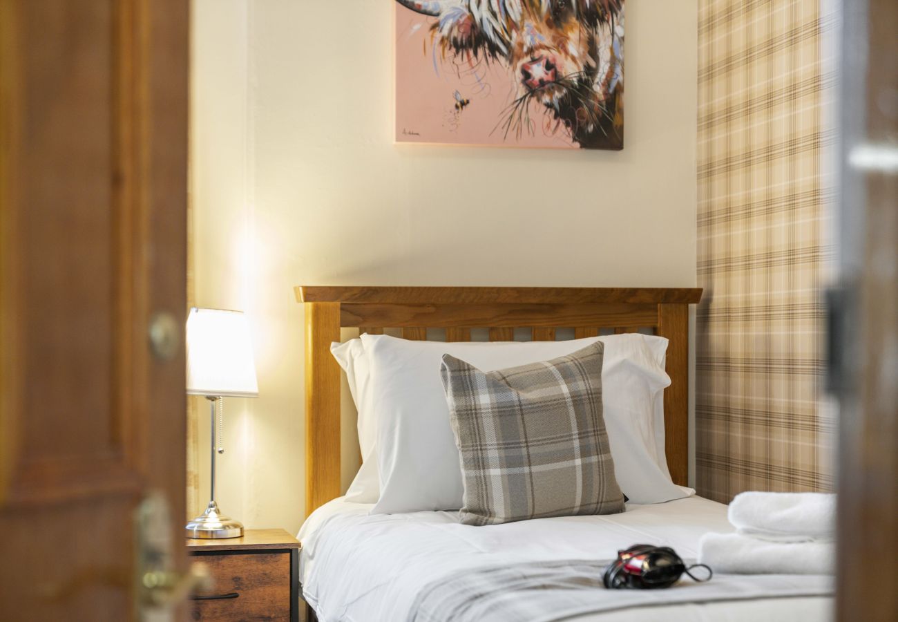 Rent by room in Inverness - mySTAYINN Cedar Villa Guest House - Room 3