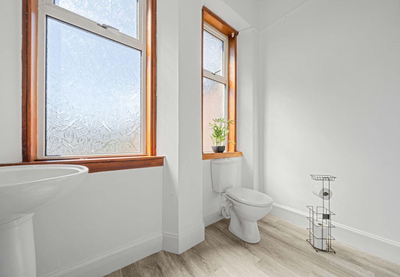 Rent by room in Inverness - mySTAYINN Cedar Villa Guest House - Room 3