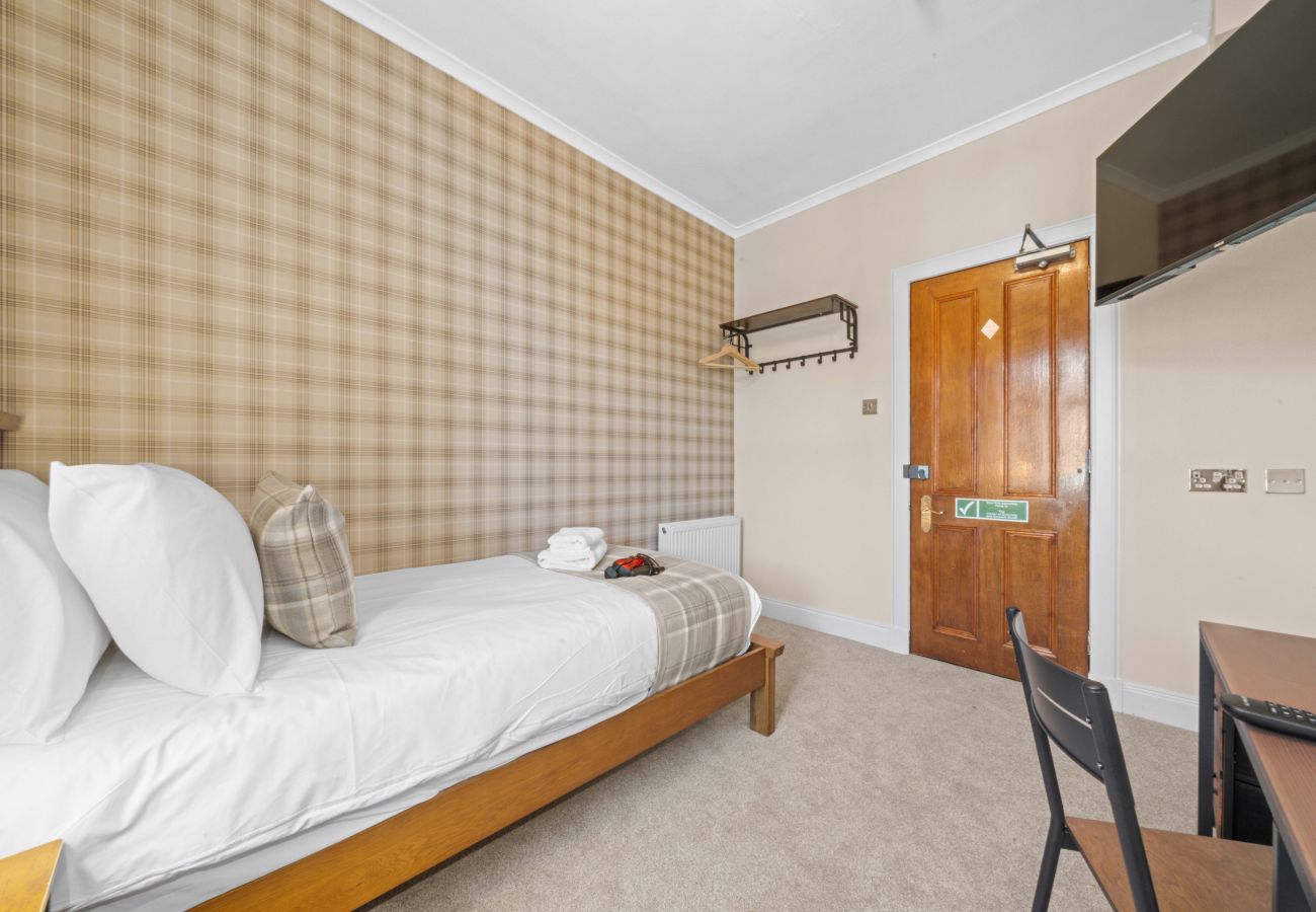 Rent by room in Inverness - mySTAYINN Cedar Villa Guest House - Room 3