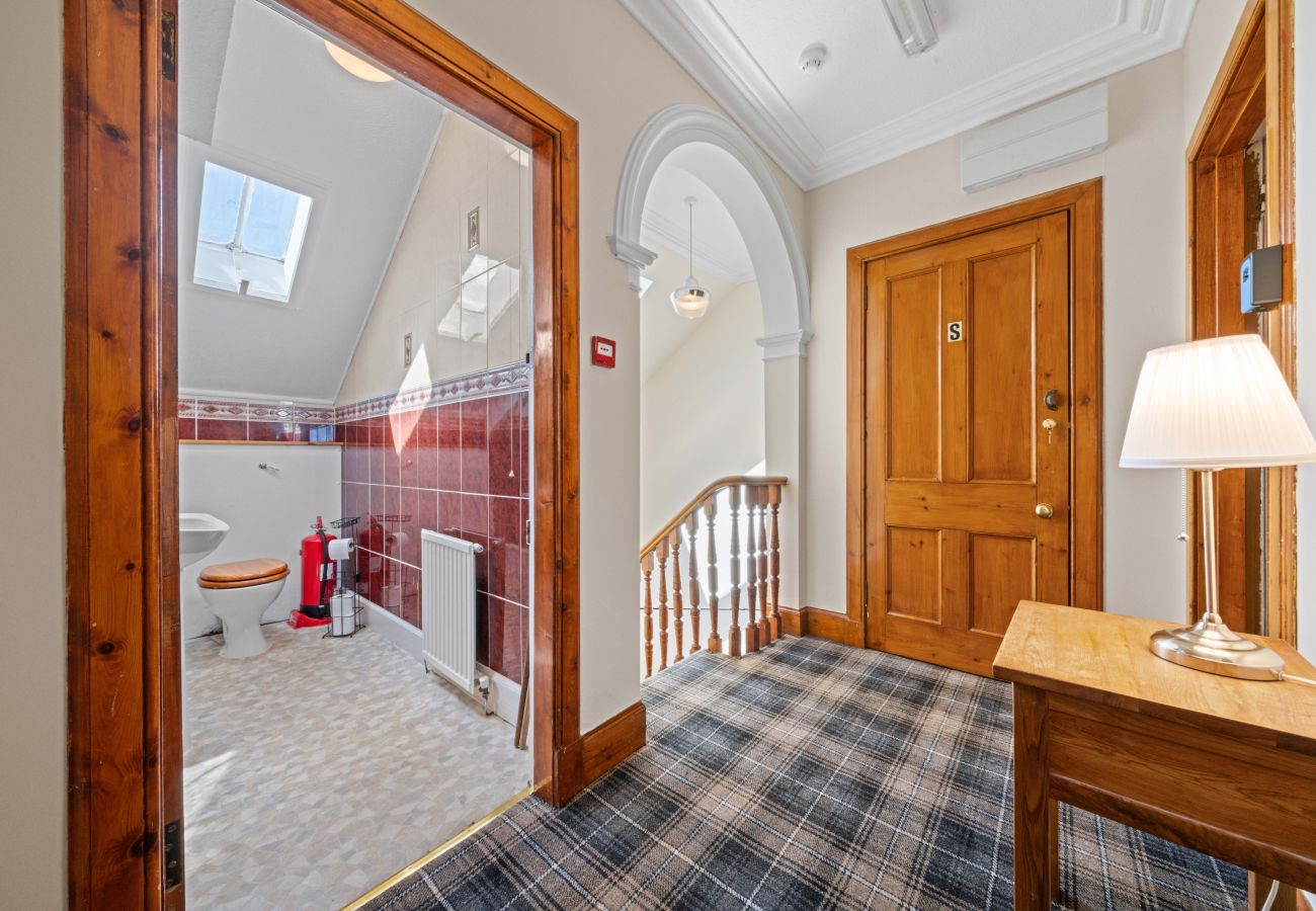 Rent by room in Inverness - mySTAYINN Cedar Villa Guest House - Room 3