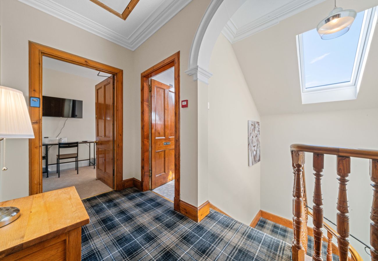 Rent by room in Inverness - mySTAYINN Cedar Villa Guest House - Room 3
