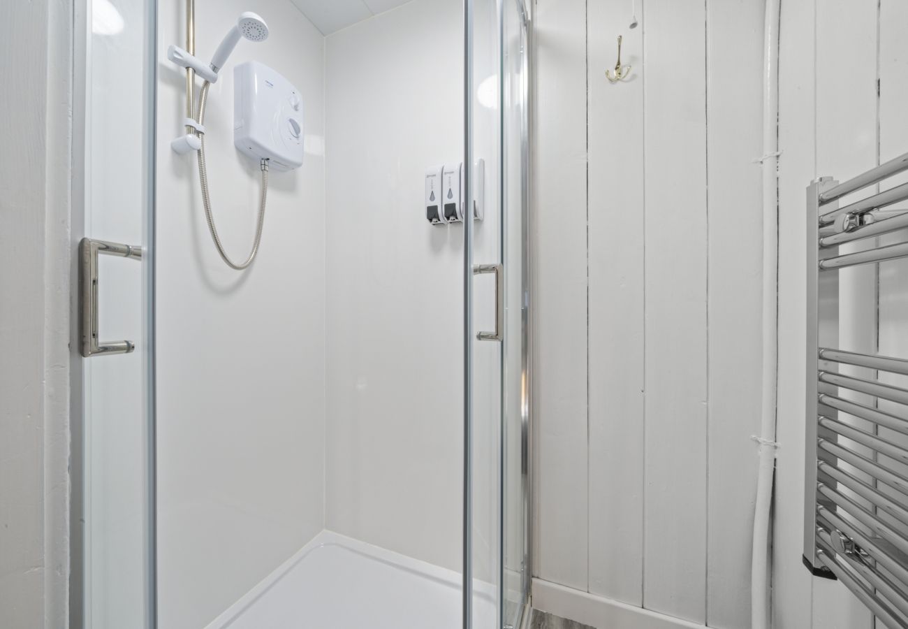 Rent by room in Inverness - mySTAYINN Cedar Villa Guest House - Room 4