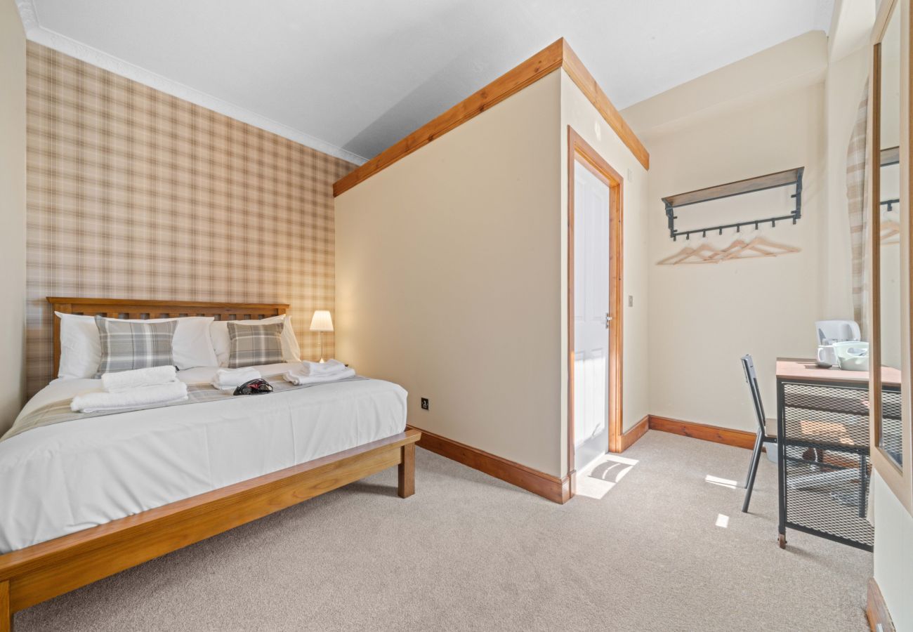 Rent by room in Inverness - mySTAYINN Cedar Villa Guest House - Room 9