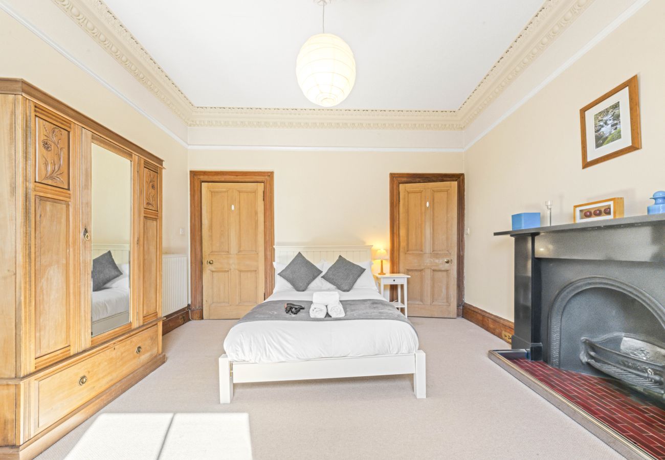 Apartment in Edinburgh - Hope Park 3 Bedroom Apartment - Edinburgh