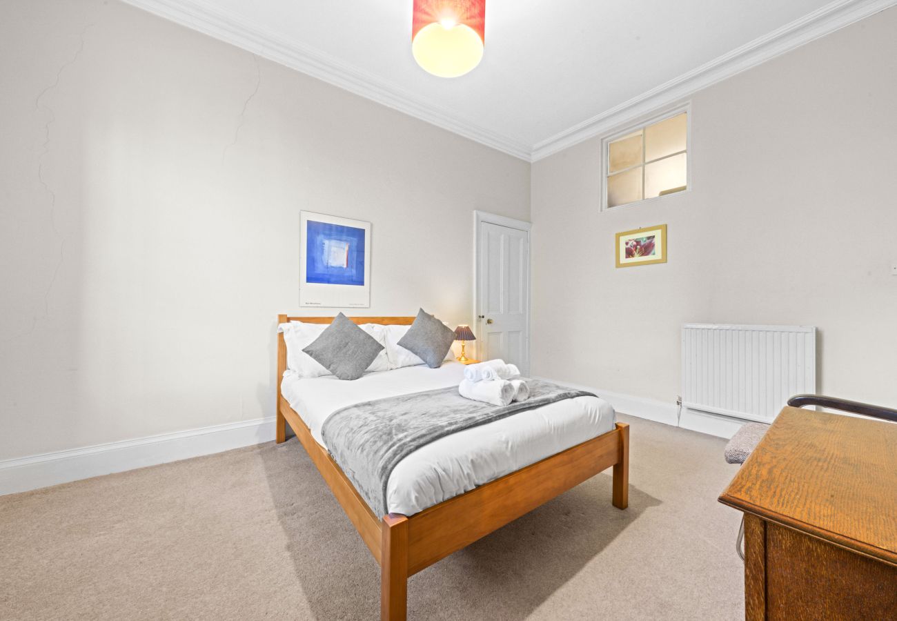 Apartment in Edinburgh - Hope Park 3 Bedroom Apartment - Edinburgh