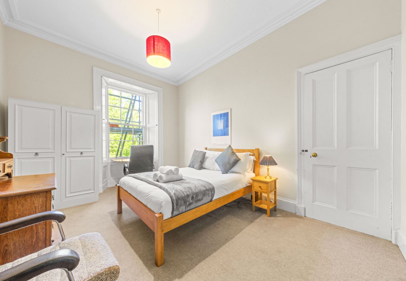 Apartment in Edinburgh - Hope Park 3 Bedroom Apartment - Edinburgh
