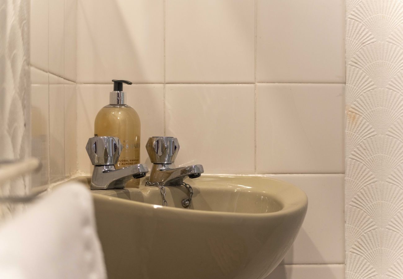 Apartment in Edinburgh - Hope Park 3 Bedroom Apartment - Edinburgh