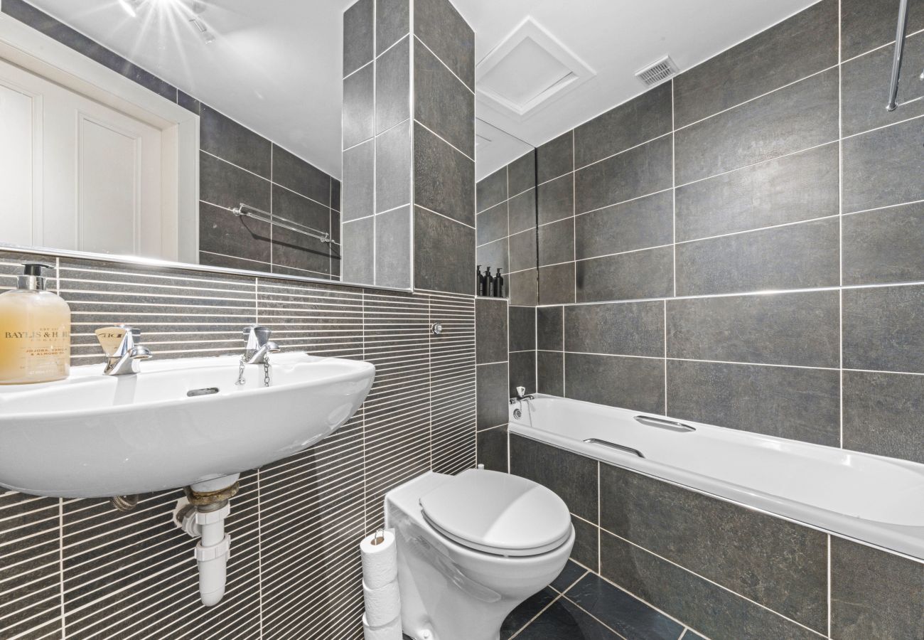 Apartment in Edinburgh - Hope Park 3 Bedroom Apartment - Edinburgh